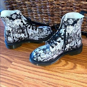 Doc Martins dripping daisies New!!! Size 5